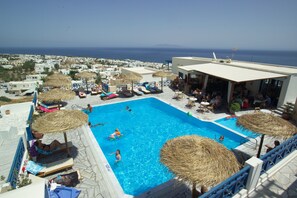 Seasonal outdoor pool, pool umbrellas, sun loungers - Aegean View Hotel (Santorini)