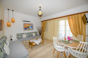 Superior Apartment, Sea View | Egyptian cotton sheets, premium bedding, in-room safe - Aegean View Hotel (Santorini)