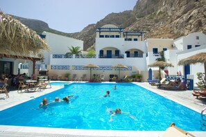 Seasonal outdoor pool, pool umbrellas, sun loungers - Aegean View Hotel (Santorini)