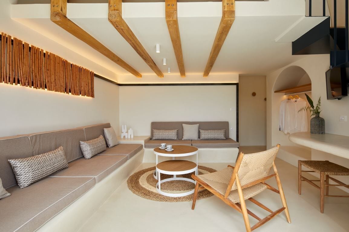 deluxe-suite - split level | living area | flat-screen tv