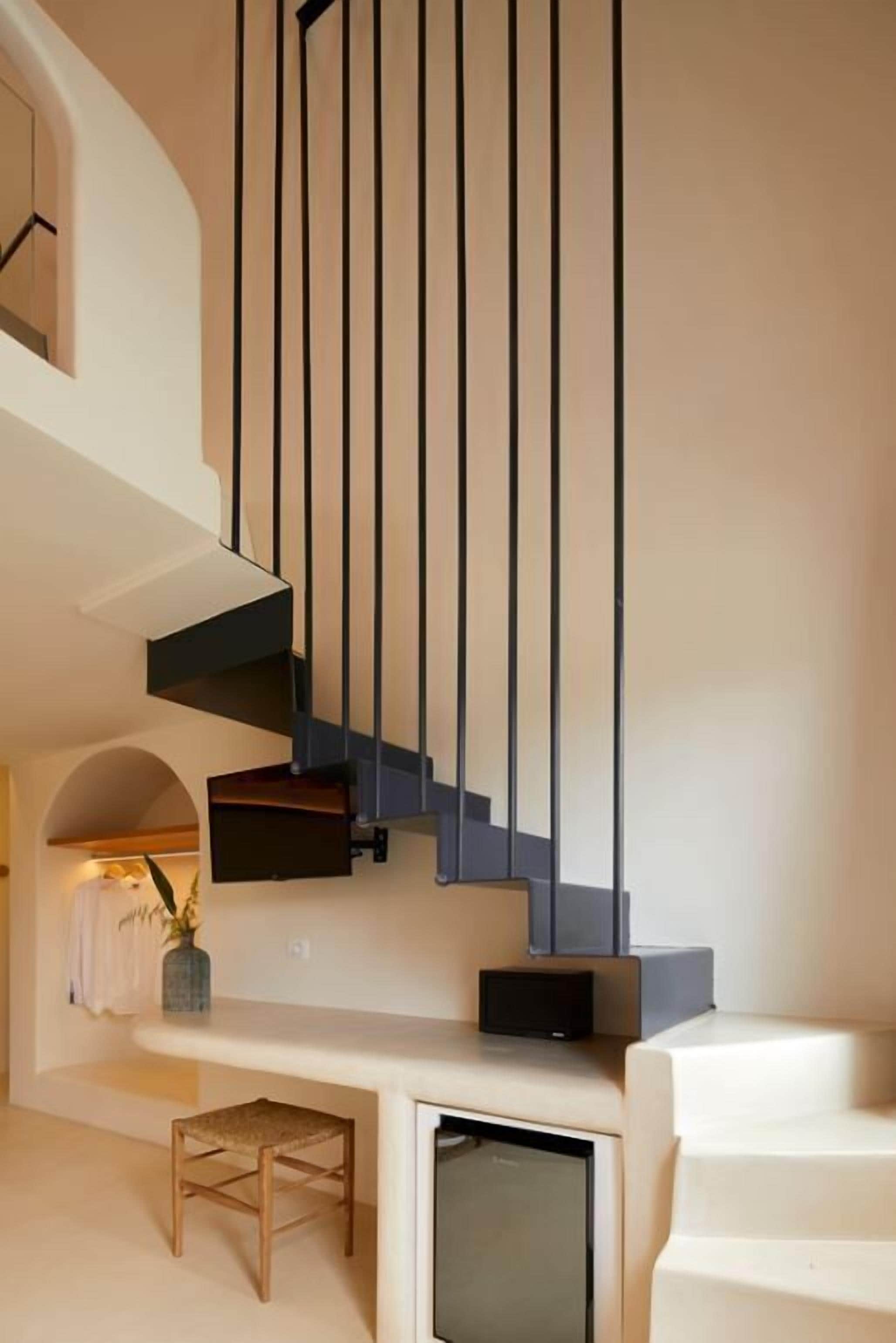 deluxe-suite - split level | living area | flat-screen tv