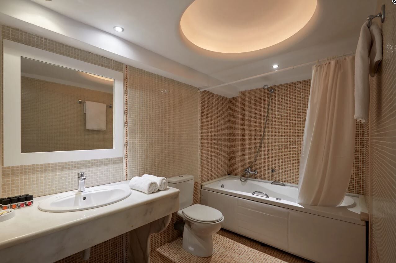 standard double room | bathroom | shower, free toiletries, hair dryer, towels