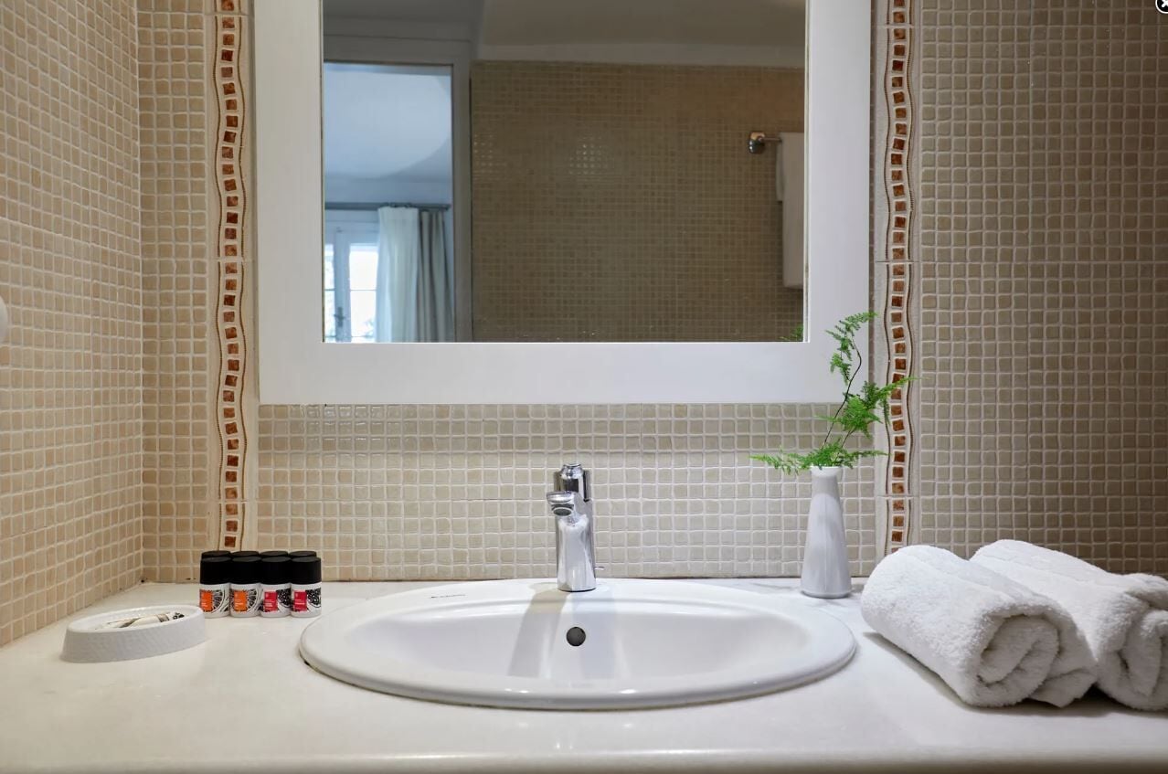 standard double room | 1 bedroom, minibar, in-room safe, desk