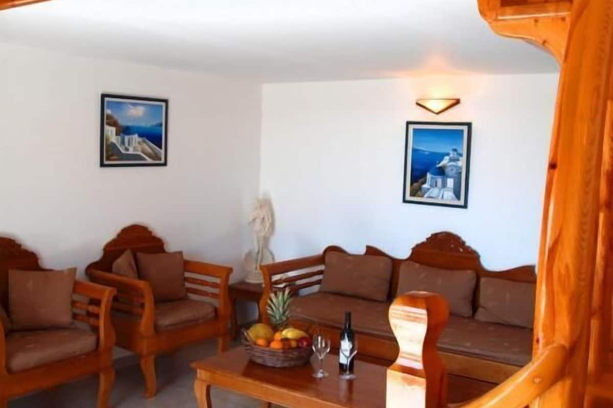 Family Room - Split Level | Frigobar, cofres nos quartos, escrivaninha, Wi-Fi de cortesia