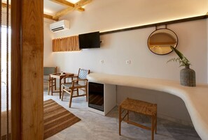 Suite Standard, vista piscina | Area soggiorno | TV a schermo piatto