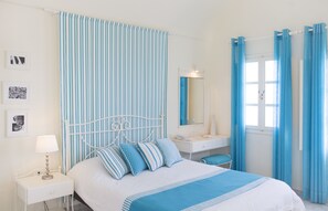 Superior Room | In-room safe, individually decorated, desk, blackout drapes - Meli Meli (Santorini)