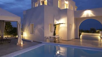 Outdoor pool, open 9:00 AM to 9:00 PM, sun loungers