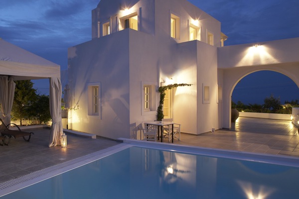 Outdoor pool, open 9:00 AM to 9:00 PM, sun loungers