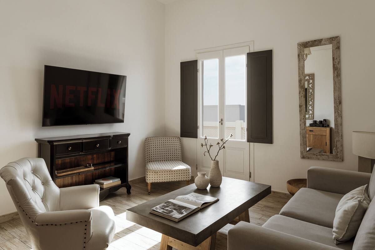 Two Bedroom Apartment with Side Sea View | 埃及棉床單、高級寢具、特厚豪華床墊、迷你吧