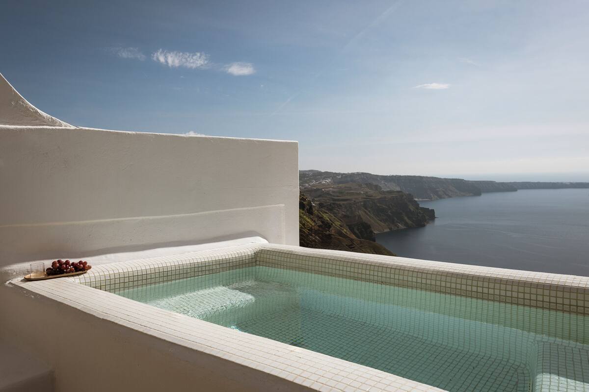 Superior Suite, Outdoor Jetted Tub, Sea View (Panoramic Caldera and Volcano View) | 露台/庭院
