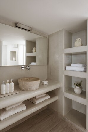 Suíte júnior, vista para o mar (Panoramic Caldera View) | Banheiro | Chuveiro, chuveiro com efeito de chuva, secador de cabelo 