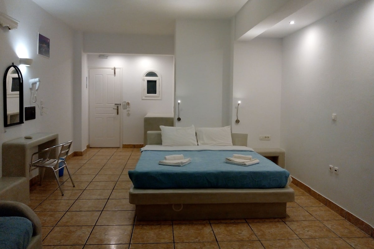 Quarto casal standard | Roupas de cama antialérgicas, cofres nos quartos, quartos à prova de som
