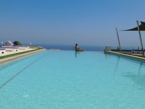 Infinity pool