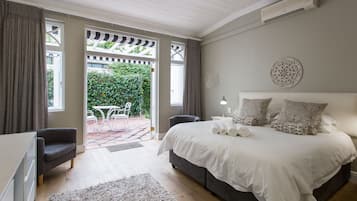 Terrace - Twin/ Double | Minibar, värdeförvaringsskåp på rummet och skrivbord