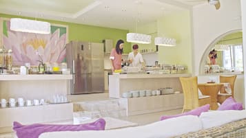 Dagelijks ontbijt met lokale gerechten (EUR 10 per persoon)