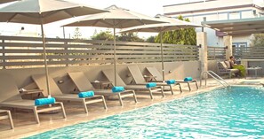 Una piscina al aire libre de temporada (de 09:00 a 18:00), tumbonas