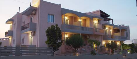 Bagian depan properti - sore/malam