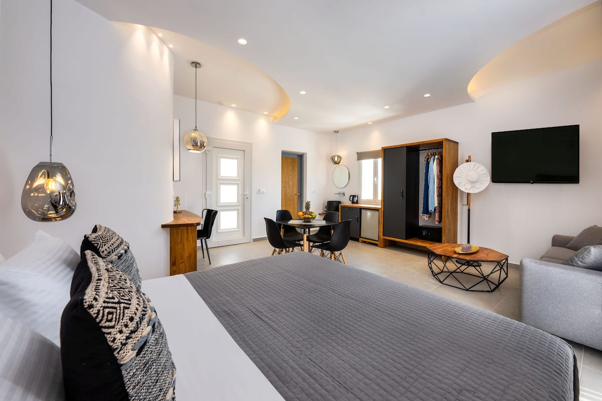 Queen Suite with Spa Bath | セーフティボックス (室内)、WiFi (無料)、客室ごとに異なる装飾、ベッドシーツ