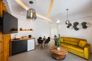 King Suite with Spa Bath | Coin séjour | Télévisions à écran plasma