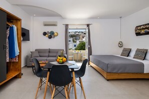 Queen Suite with Spa Bath | ตู้นิรภัยในห้องพัก, ห้องพักตกแต่งอย่างมีเอกลักษณ์, Wi-Fi ฟรี