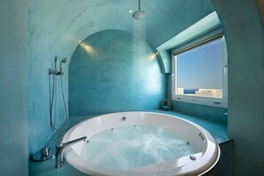 Queen Suite with Spa Bath | Bathroom | Combined shower/tub, hair dryer, towels, soap