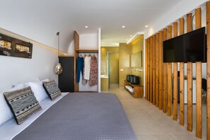 King Suite with Spa Bath | In-room safe, individually decorated, free WiFi, bed sheets - Alizea Villas & Suites (Santorini)