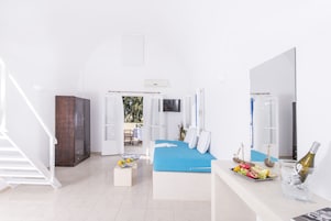 Villa de luna de miel, bañera de hidromasaje, vistas al mar | Sala de estar | Televisión de plasma de 21 pulgadas con canales digitales