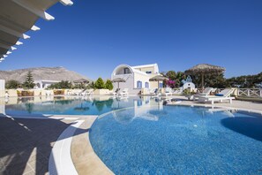 Outdoor pool, pool umbrellas, sun loungers - Bella Santorini (Santorini)