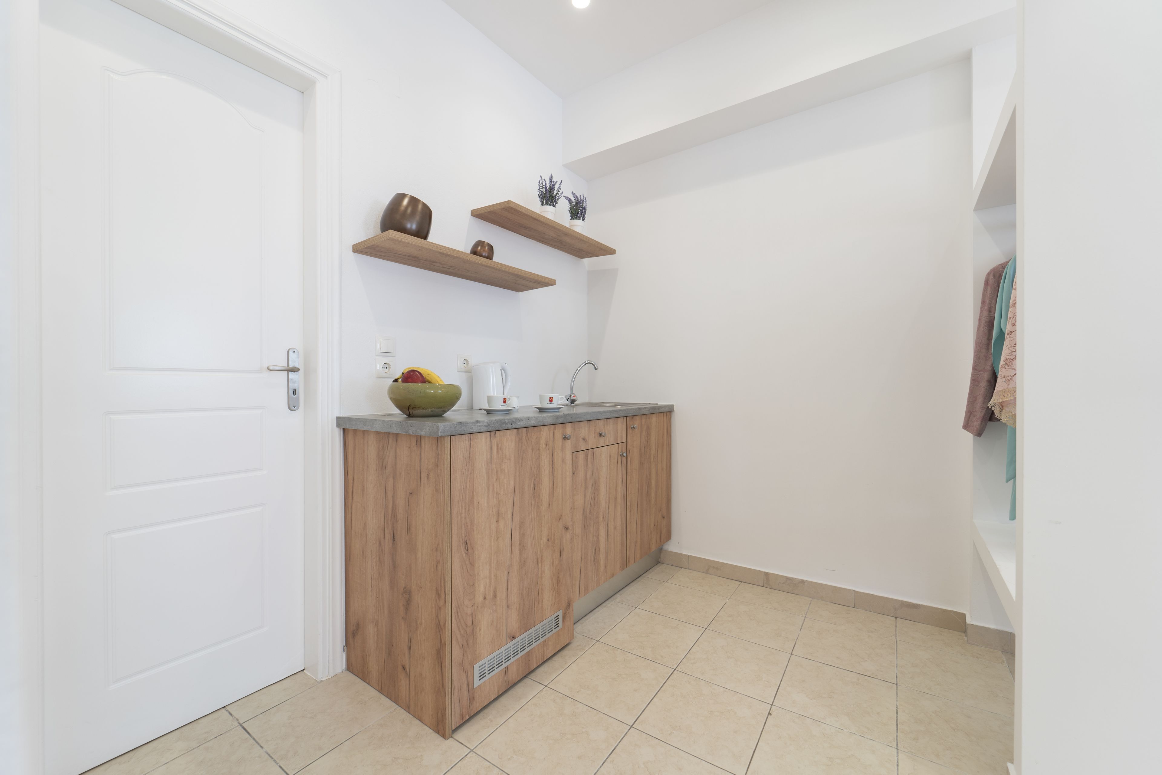 fridge, coffee/tea maker