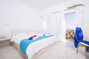 Premium bedding, in-room safe, soundproofing, iron/ironing board - Bella Santorini (Santorini)