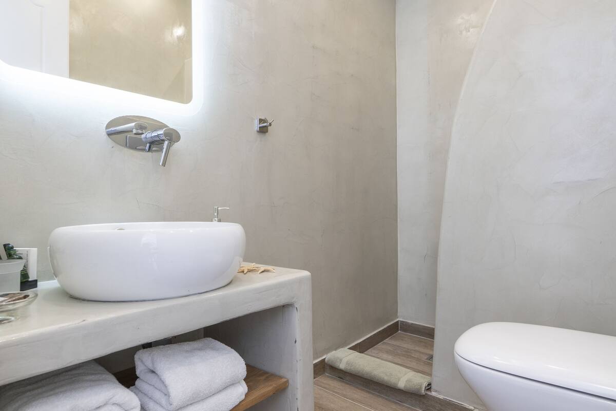 combined shower/bathtub, deep-soaking bathtub, designer toiletries