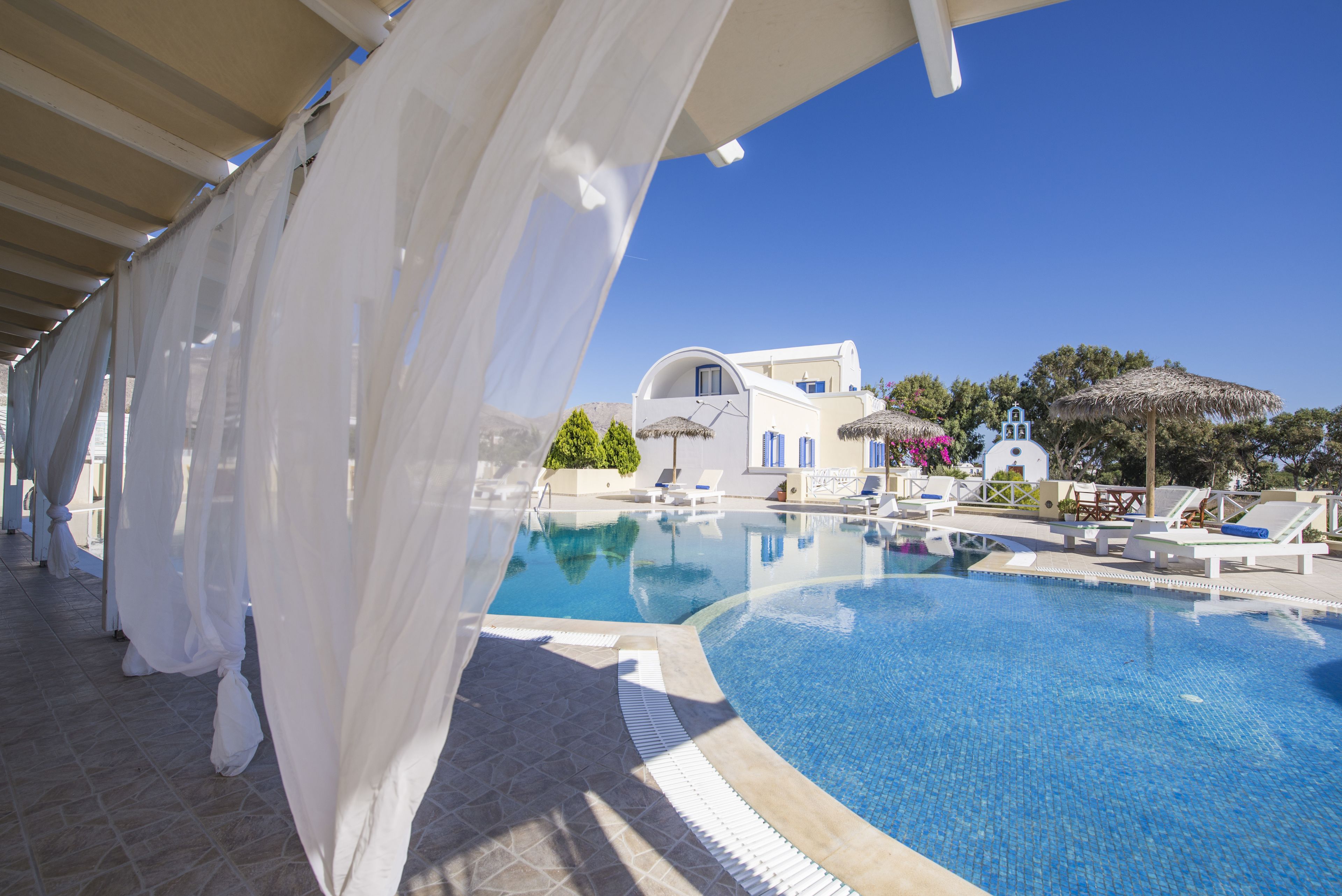 Piscina all'aperto, ombrelloni da piscina, lettini