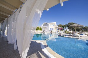 Outdoor pool, pool umbrellas, sun loungers - Bella Santorini (Santorini)