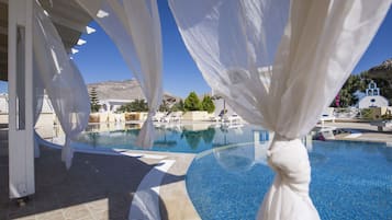 Piscine extérieure, parasols de plage, chaises longues