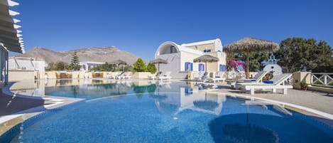 Utendørsbasseng, bassengparasoller og solsenger