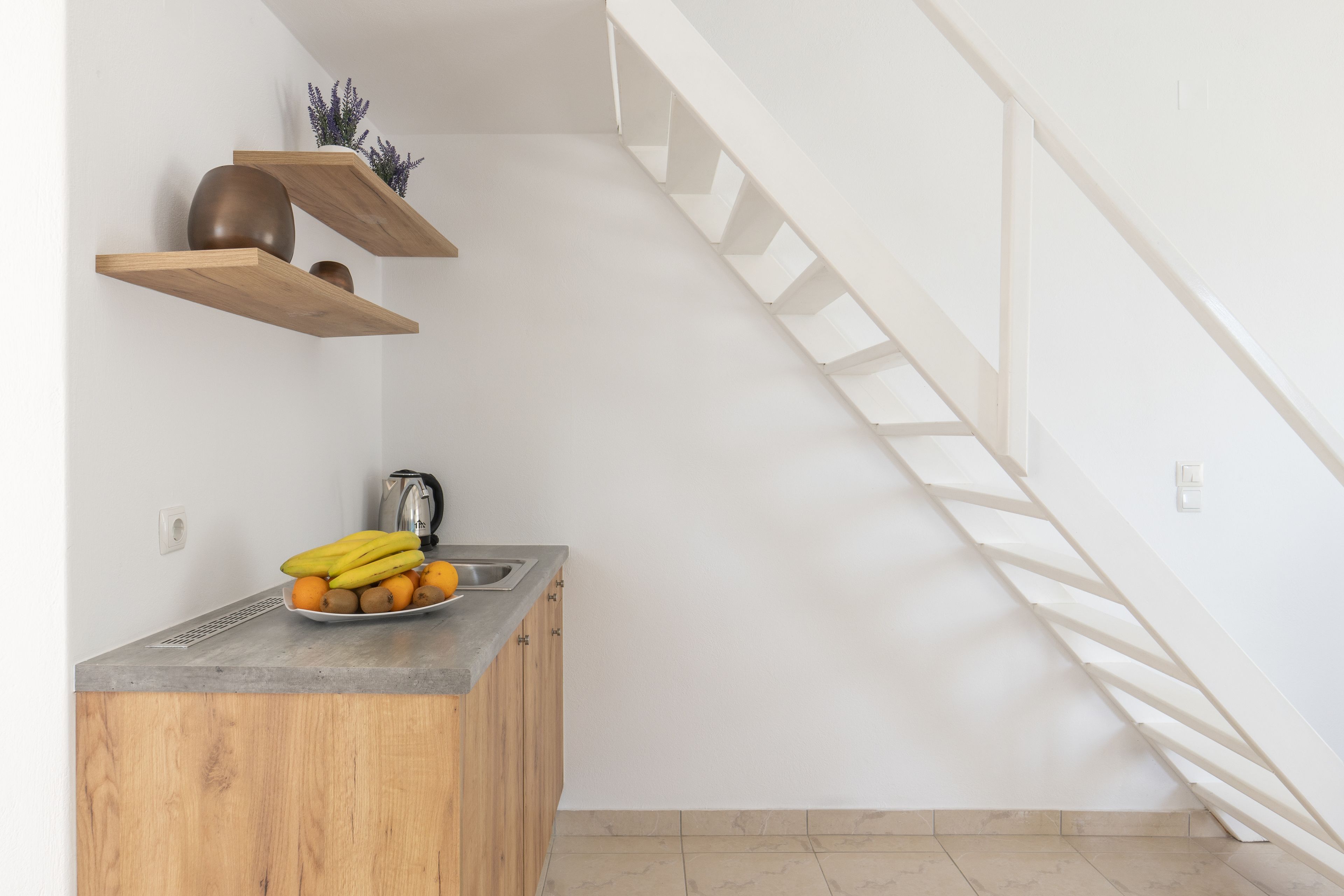 fridge, coffee/tea maker