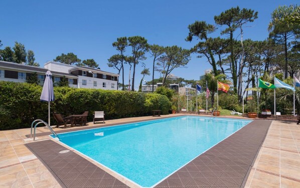 Outdoor pool, pool loungers