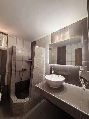 Quadrupla Standard | Bagno | Combinazione doccia/vasca, vasca da bagno a immersione totale