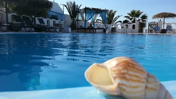 Piscina externa sazonal, guarda-sóis, espreguiçadeiras