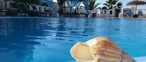 Piscine extérieure (ouverte en saison), parasols de plage