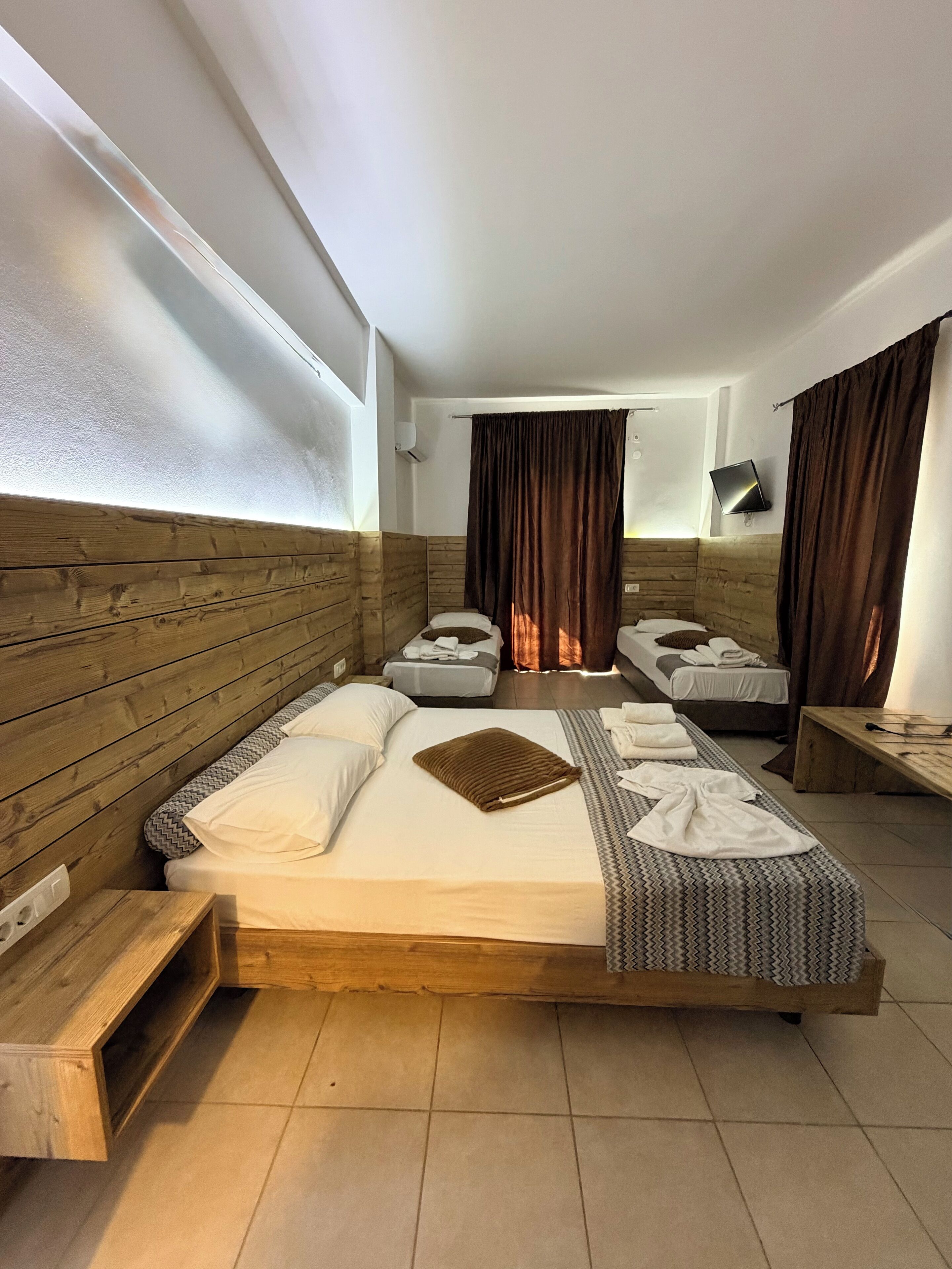 Standard Quadruple Room | Iron/ironing board, free cots/infant beds, free WiFi, bed sheets