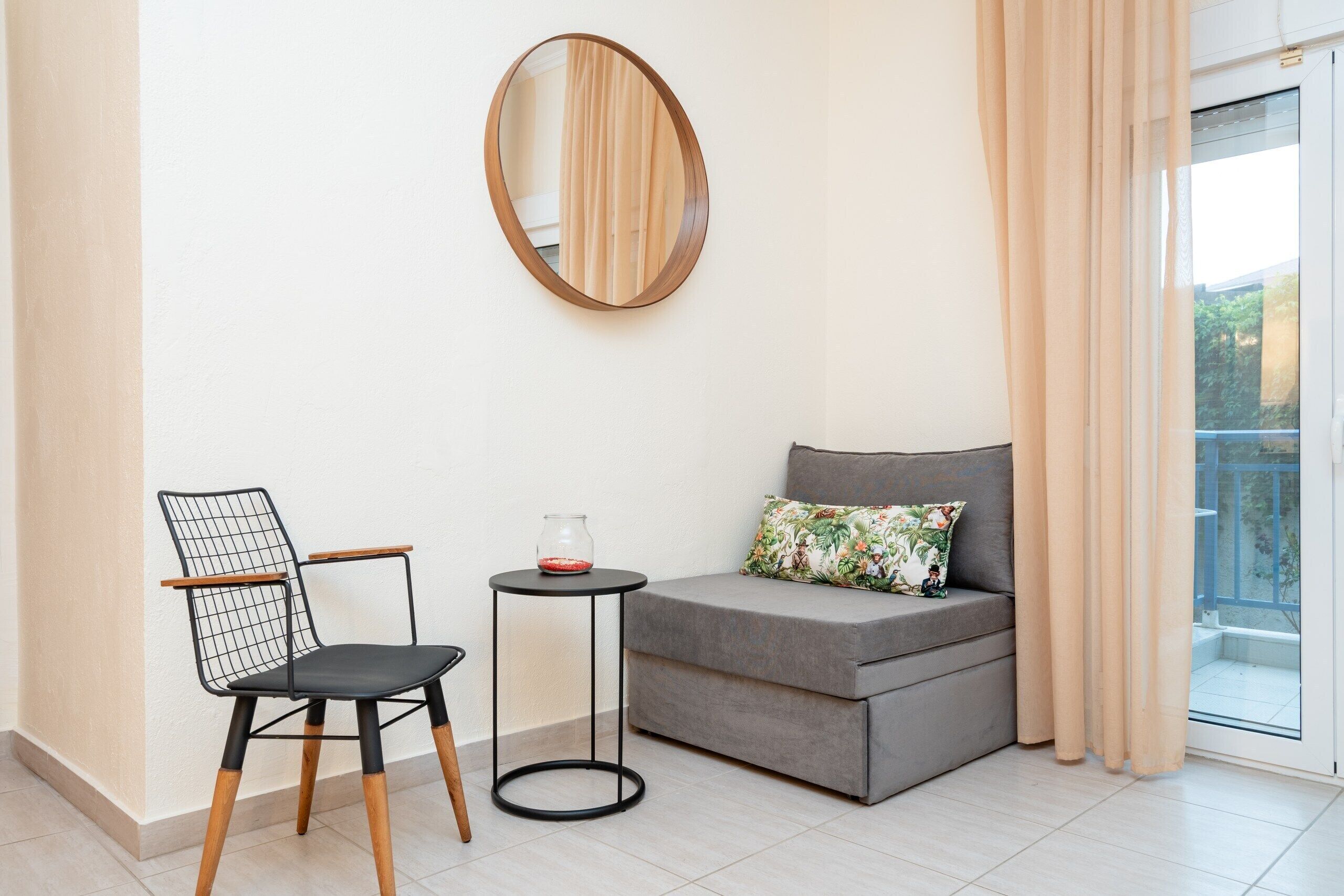 Suite, 1 Queen-Bett und Schlafsofa | Wohnbereich | 32-Zoll-Flachbildfernseher mit Satellitenempfang, Fernseher