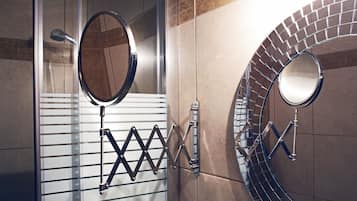Kamar Double atau Twin, 1 Tempat Tidur Double atau 2 Tempat Tidur Twin | Shower kamar mandi