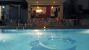 Hồ bơi ngoài trời, dù/ô trên bãi biển/hồ bơi, ghế dài tắm nắng