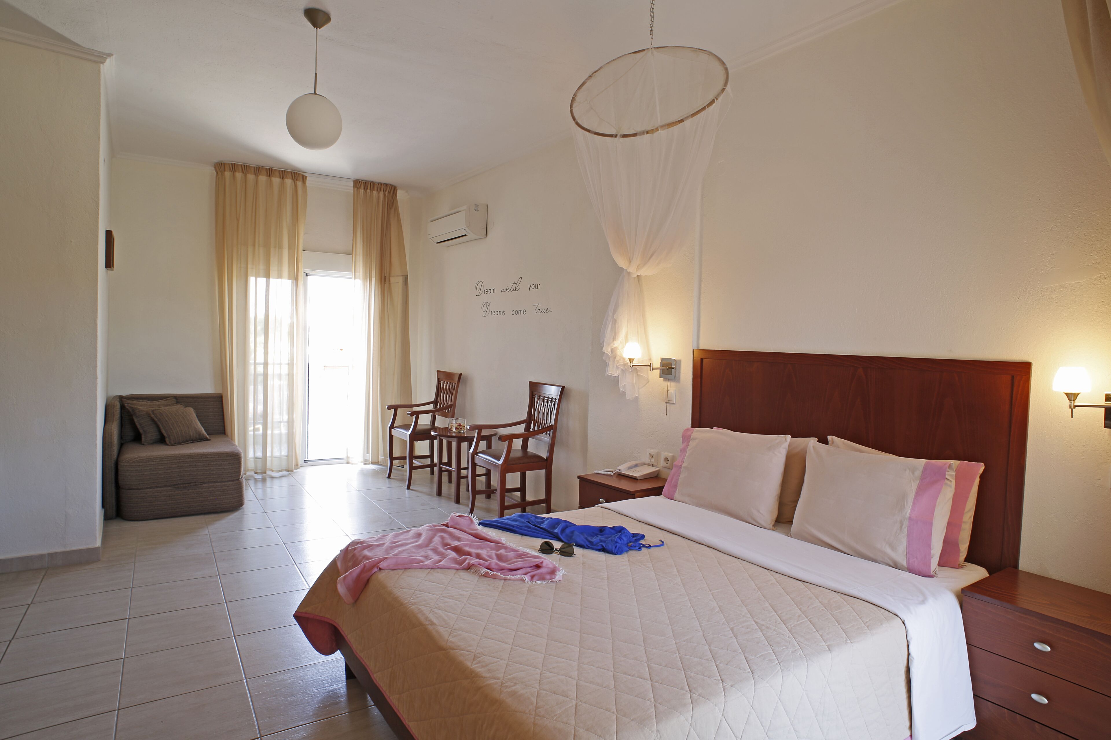 Phòng Suite, 1 giường cỡ queen và sofa giường | Két bảo mật tại phòng, bàn, màn/rèm cản sáng, bàn ủi/dụng cụ ủi quần áo 