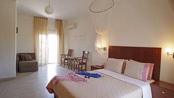 Phòng Suite, 1 giường cỡ queen và sofa giường | Két bảo mật tại phòng, bàn, màn/rèm cản sáng, bàn ủi/dụng cụ ủi quần áo