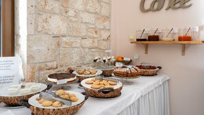 Un bufé con diversos postres y una estación de café.