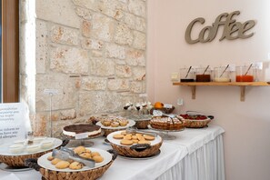 Free daily buffet breakfast - Stratos Hotel (Kassandra)