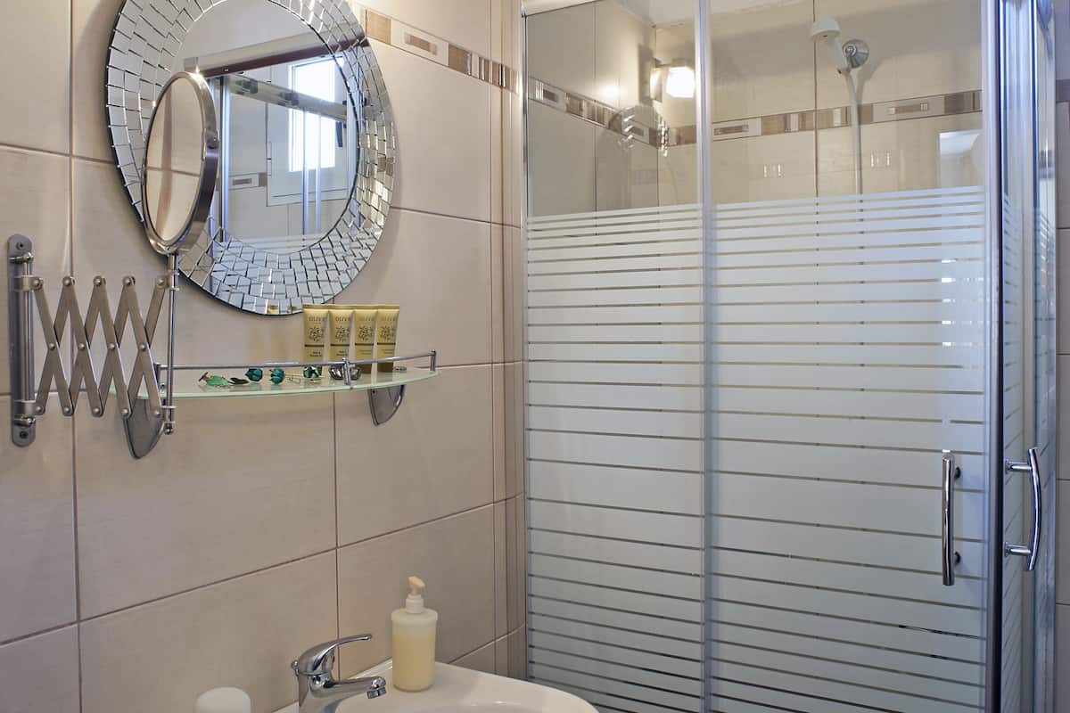 suite, 1 queen bed with sofa bed | bathroom | free toiletries, hair dryer, towels