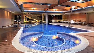 Een sauna, een bubbelbad, een stoombad, een Turks bad/hammam